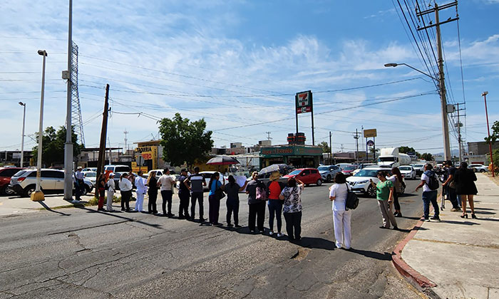 Personal de enfermería bloquea calle frente al HIES