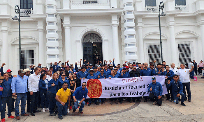 Se manifiestan trabajadores mineros en Palacio de Gobierno