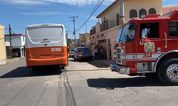 Desalojan a pasajeros de camión urbano tras conato de incendio
