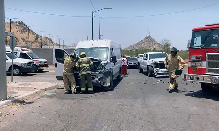 Chocan auto de la FGJE; Resultan once heridos