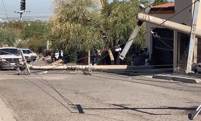 Derriba vehículo cinco postes en la colonia Tiro al Blanco