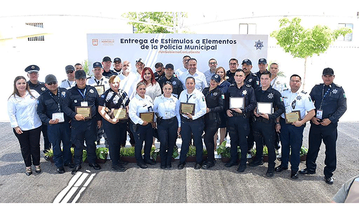 Premia Toño Astiazarán a policías destacados; Se benefició a 228 elementos