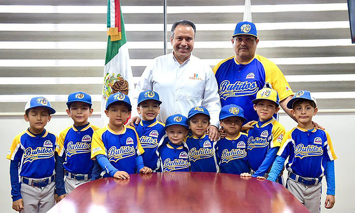 Se reúne alcalde con la Selección Azul Buhitos