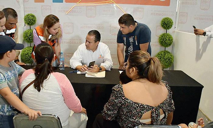 Lleva servicios a la colonia La Caridad; El alcalde Antonio Astiazarán