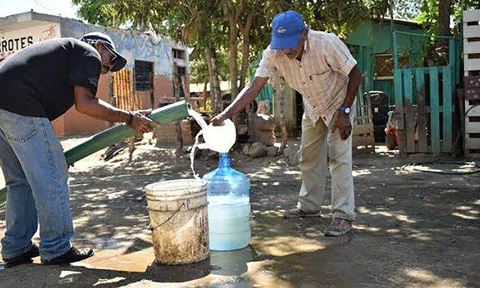 Reforzarán surtido de agua con pipas a invasiones ante ola de calor