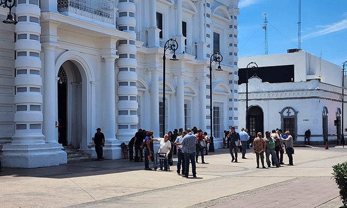 Retoman plantón ex concesionarios del transporte urbano; Frente a Palacio de Gobierno