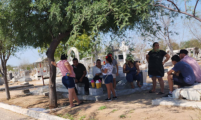 Visitan familias a sus padres en los panteones a pesar del calor