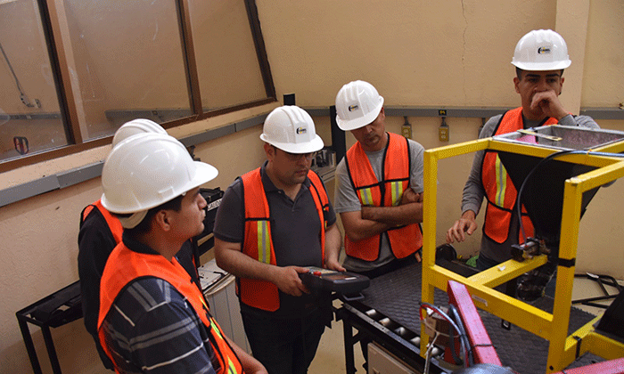 Realizan talleres de manejo de maquinaria industrial en la UTH