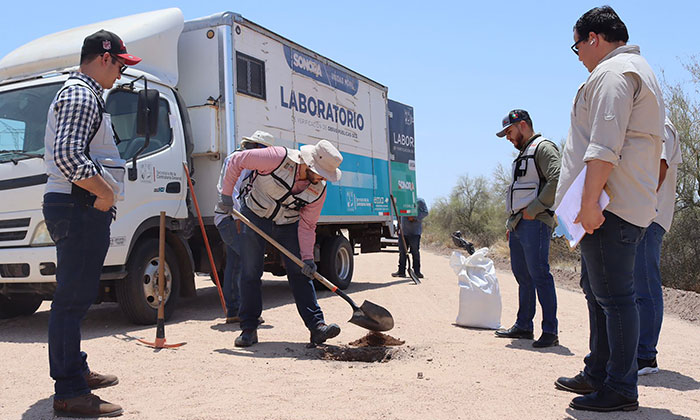 Constatan calidad de obra carretera; Personal de la Contraloría Estatal