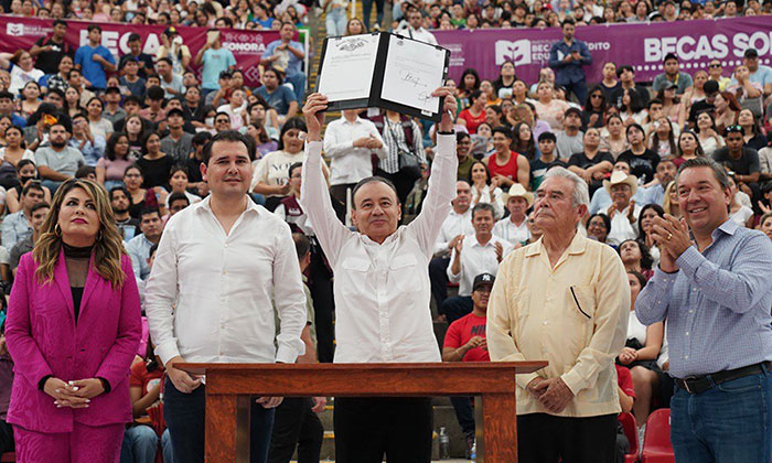 Entrega becas Oportunidades el gobernador Alfonso Durazo