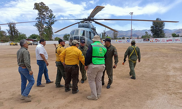 Se suma helicóptero a combate a incendio en Ímuris
