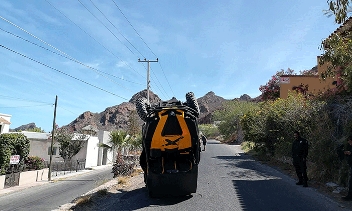 Se vuelca vehículo tipo Razer en San Carlos