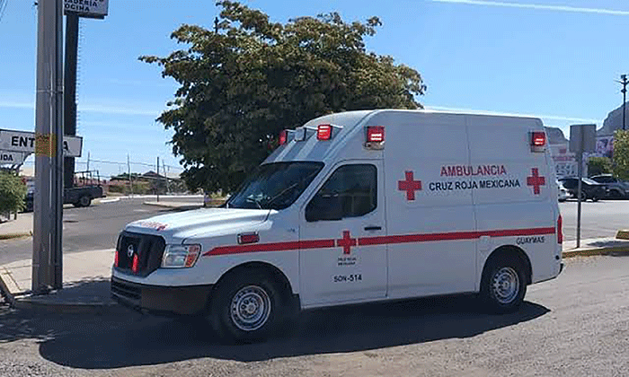 Resultan dos lesionados en aparatosa salida del camino en Guaymas