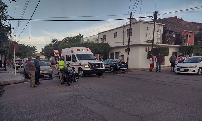 Choca motocicleta contra auto en Guaymas