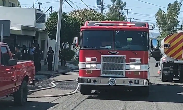 Consume incendio un auto en la colonia Cinco de Mayo