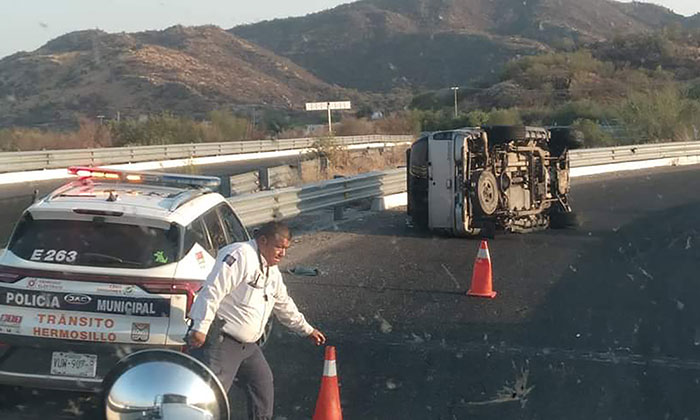 Vuelca camioneta en distribuidor vial en la salida norte de Hermosillo