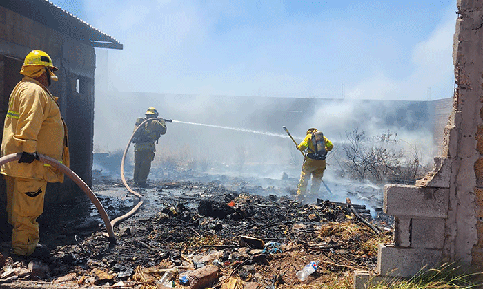 Bomberos sofocan quema basura en Guaymas Norte