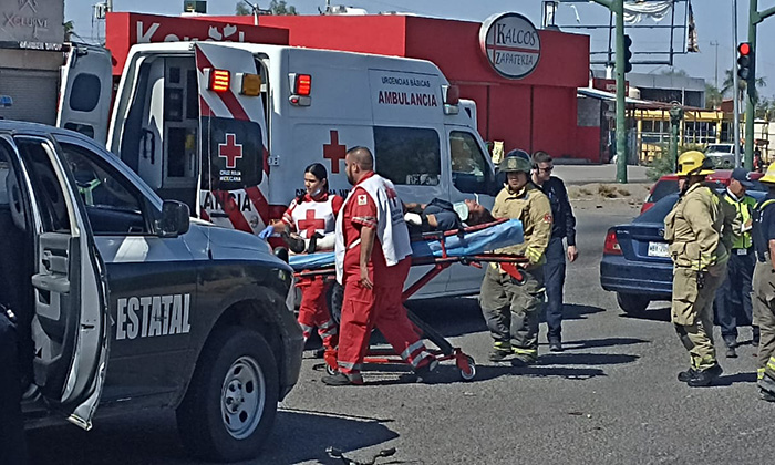 Choque de moto deja mujer lesionada