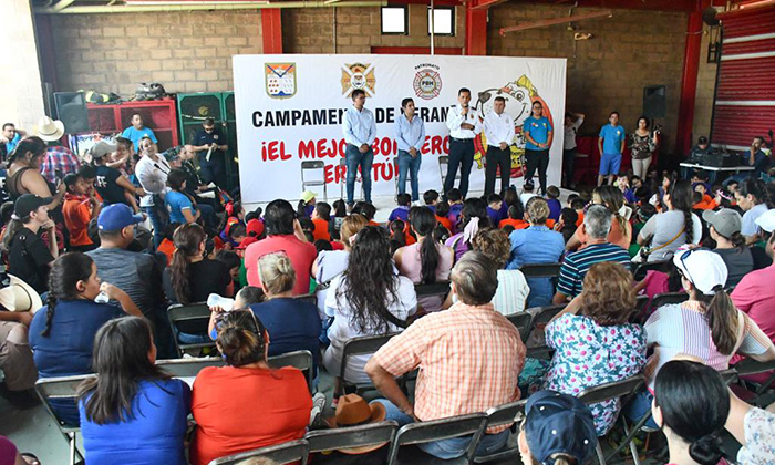 Disfrutan menores de campamento de verano en el Departamento de Bomberos