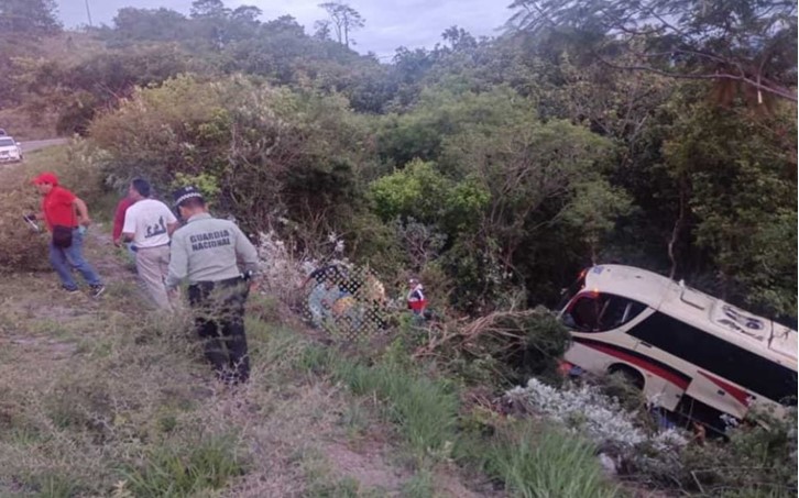 Accidente de un autobús en Oaxaca causó la muerte de un persona y 28 lesionados.