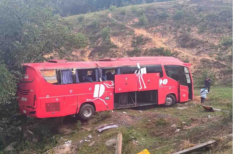 Autobús se desbarranca en Hidalgo; hay 15 lesionados