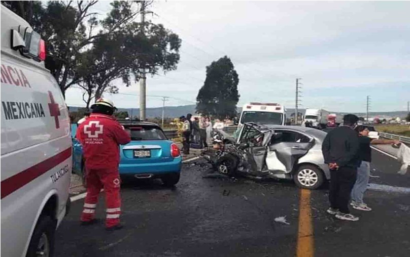 Accidente de tráfico en la carretera México-Tuxpan que ha resultado en la pérdida de 2 vidas y 2 heridos.