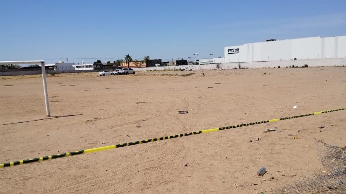 Localizan cadáver en campo deportivo.