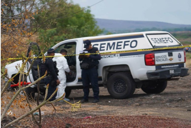 Hallan a pareja ejecutada a un costado de carretera en Hidalgo