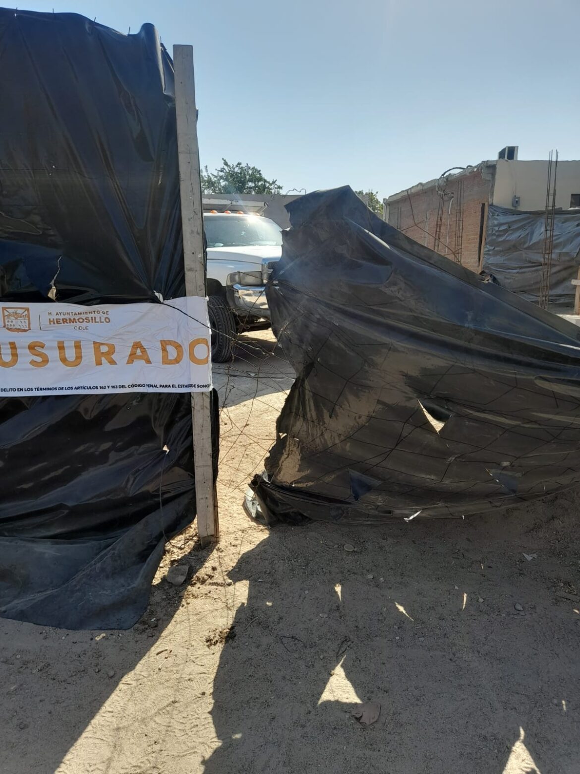 Aprehenden a cuatro hombres que violaron clausura de obra.