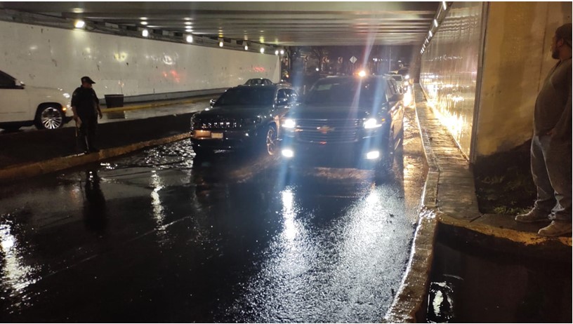 Intensa lluvia en el Valle de México; reportan autos varados por inundación en Periférico