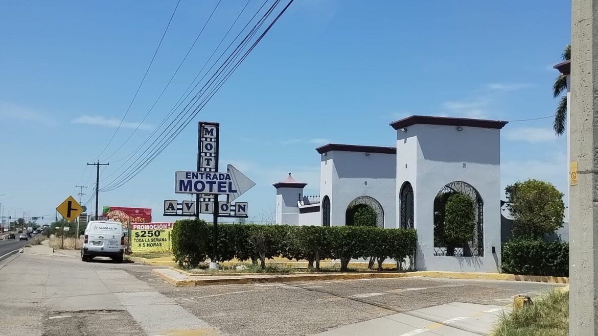 Hallan a anciano muerto en cuarto de motel.