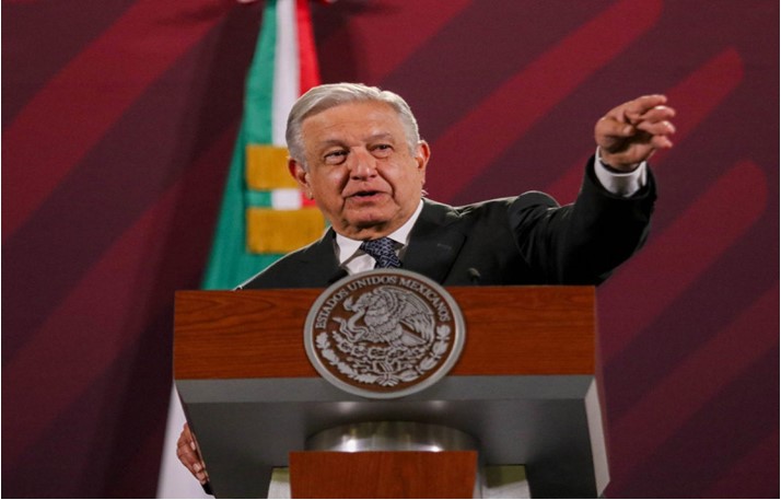 El presidente Andrés Manuel López Obrador, está celebrando la disminución de la inflación en México.