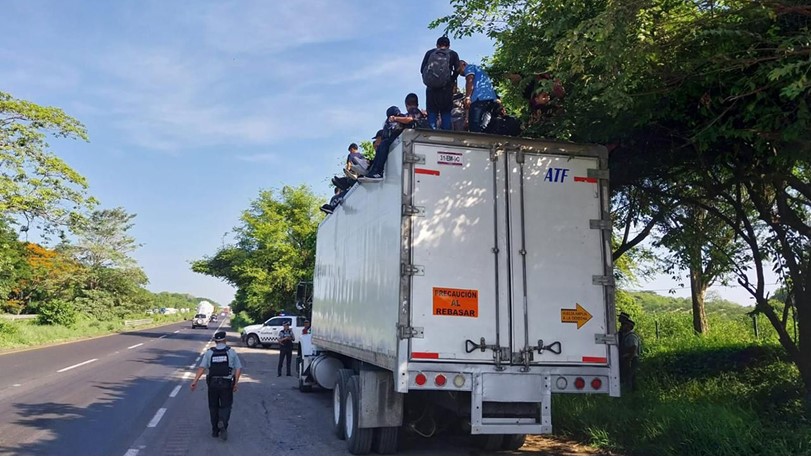 Rescatan en Veracruz a 148 migrantes abandonados dentro de tráiler