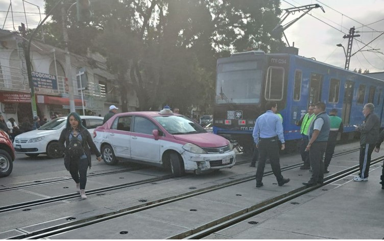 Taxi intentó ganarle a Tren Ligero y provocó choque en Xochimilco