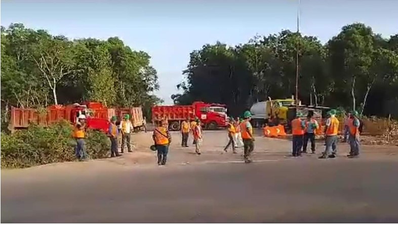 Trabajadores bloquean accesos a obras del Tren Maya