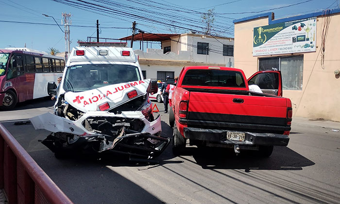 Protagoniza choque una ambulancia en pleno Centro de Hermosillo