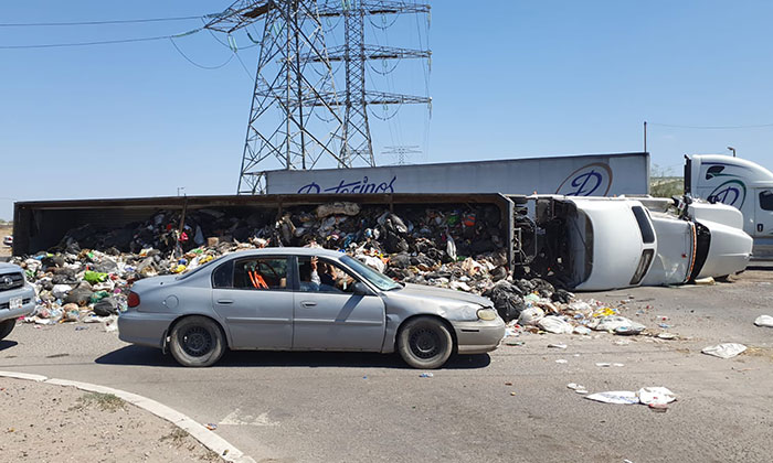 Vuelca tráiler cargado con basura en el cruce de los bulevares Quiroga y Camino del Seri