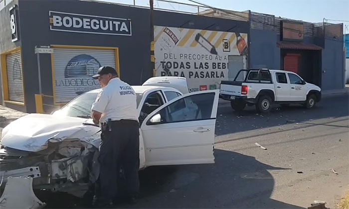 Ignora semáforo y choca en la colonia San Benito