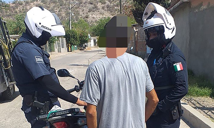 Frenan huida de violento ladrón de moto; Agentes municipales