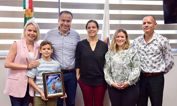 Felicita alcalde a ganador de concurso nacional; Porfirio López Félix, tiene once años