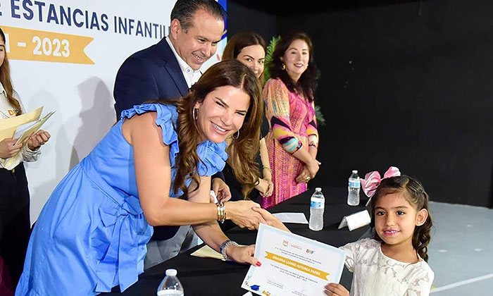 Acompaña alcalde a graduantes de estancias infantiles