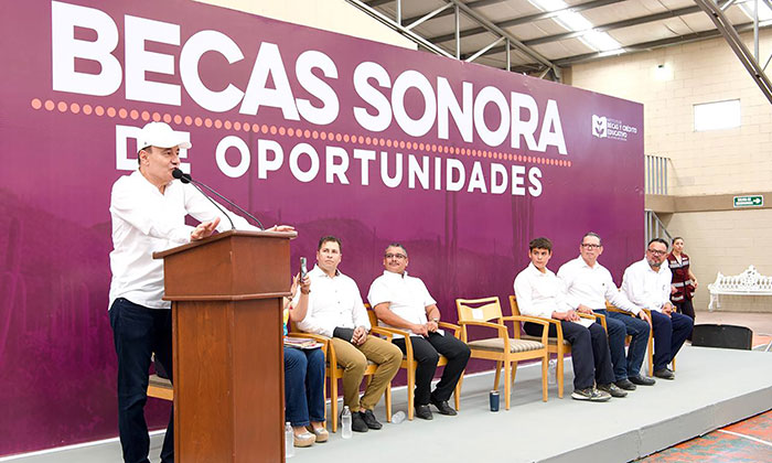 Entrega Gobernador becas e inicia obras