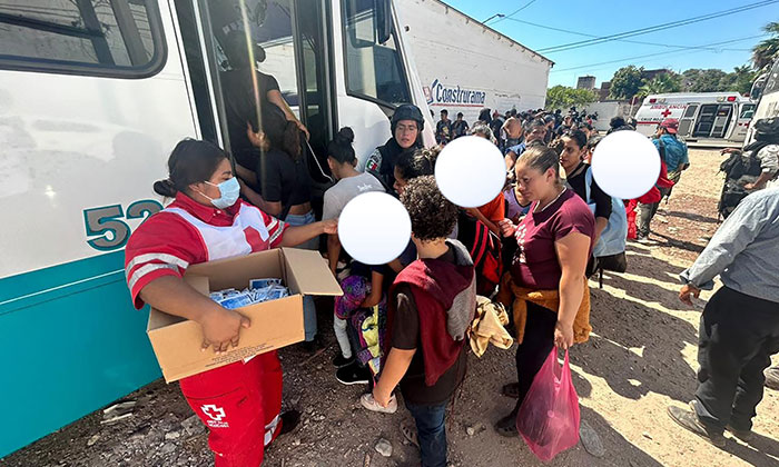 Rescatan a 119 inmigrantes en caseta de Cobro de Guaymas