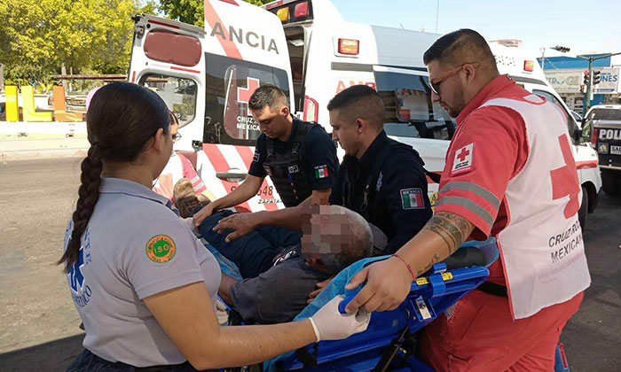 Elementos de la PESP auxilian a hombre en el Centro de la ciudad