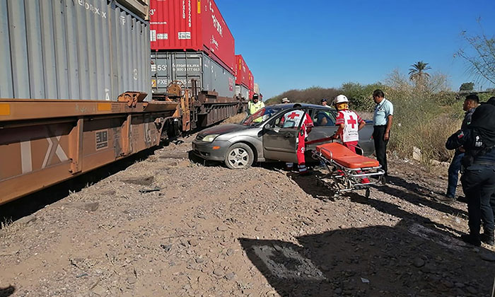 Intenta ganarle paso al tren y choca en Caborca