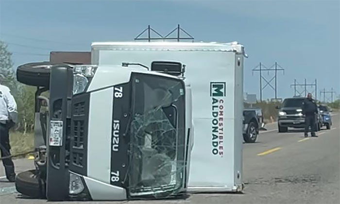 Vuelca camión de carga en la carretera a Bahía Kino