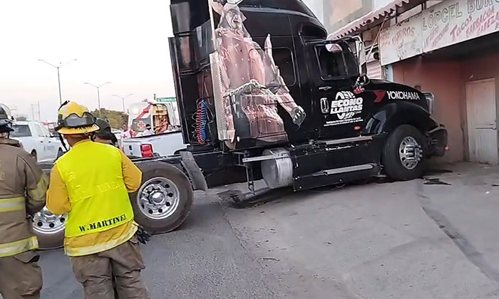 Se impacta tráiler contra comercio al sacarle la vuelta a un auto