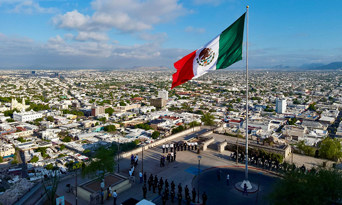 Preside Toño Astiazarán honores a la Bandera en el Cerro de la Campanad