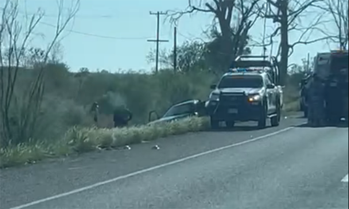 Choca contra auto y embiste a tripulante en la carretera a Bahía de Kino