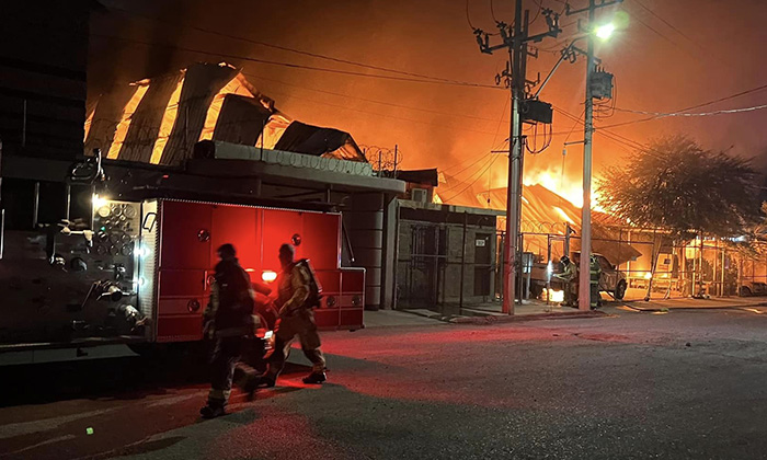 Consume incendio una fábrica de muebles en el Parque Industrial